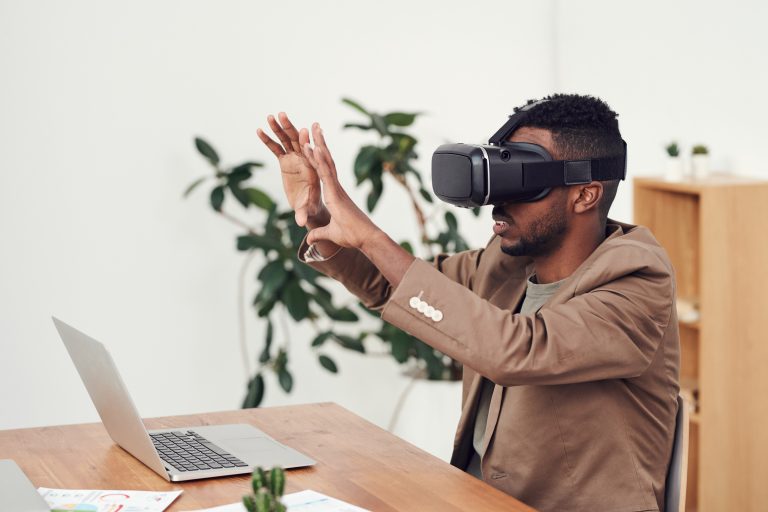 Benutzerakzeptanz von Virtual Reality: Ein erweitertes Technologie-Akzeptanz-Modell