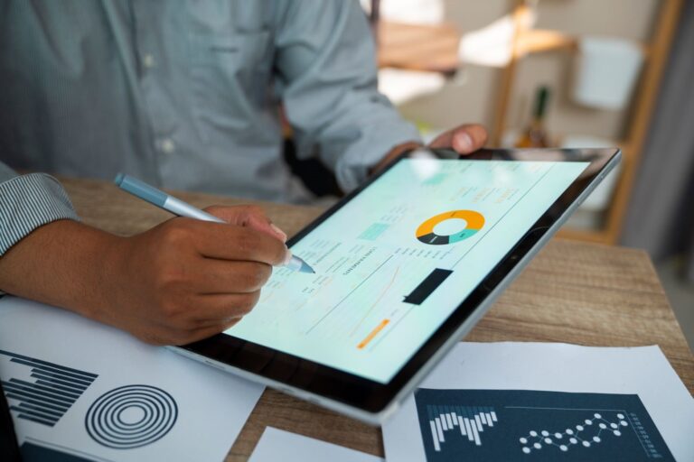 Logiciel de gestion de maintenance (CMMS) : fonctionnalités clés et pourquoi votre entreprise en a besoin