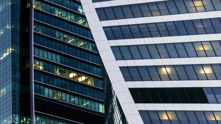 When IT Architecture Becomes a Hindrance: Spotting Weak Signals Before Collapse