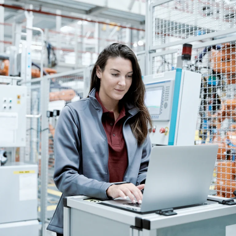 Pourquoi vos équipes terrain résistent à un nouveau logiciel BTP (et comment réussir l’adoption sur chantier)