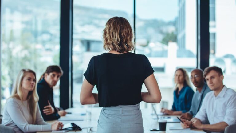ACV en SaaS : définition, calcul, différences avec l’ARR et erreurs à éviter